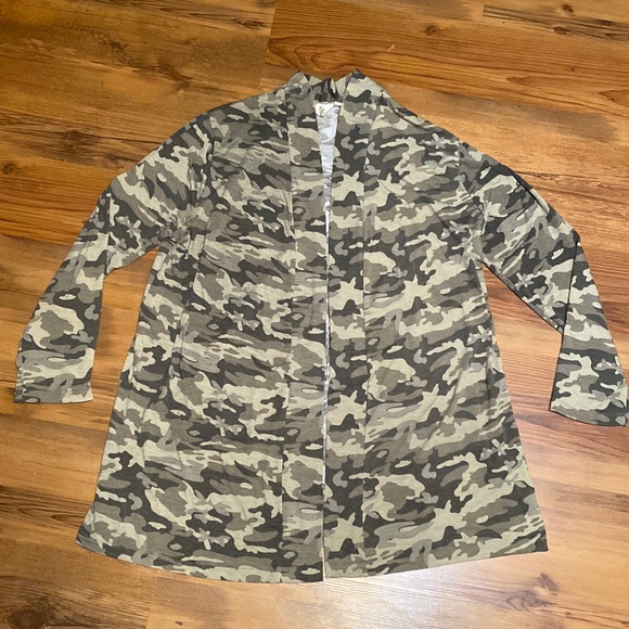 Camo Duster Women’s Size Medium/Large - Picture 3 of 5